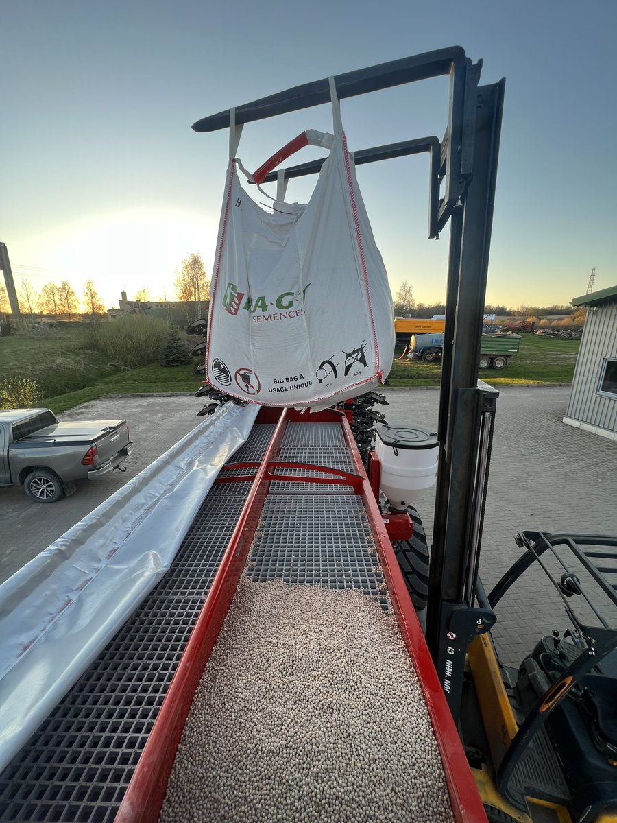 KRASTMALILV's tweet photo. Tas lauks bildē pie sējmašīnas ir jau apsēts 👌
Saimniecībā zirņu sēja - sniedzam sēklas pavairošanas pakalpojumus! Šoreiz sēklas materiāls no Francijas!
Sējam ar jauno @Weaving_Mach disku no-till sejmasinu. https://t.co/APgB0Qgk76