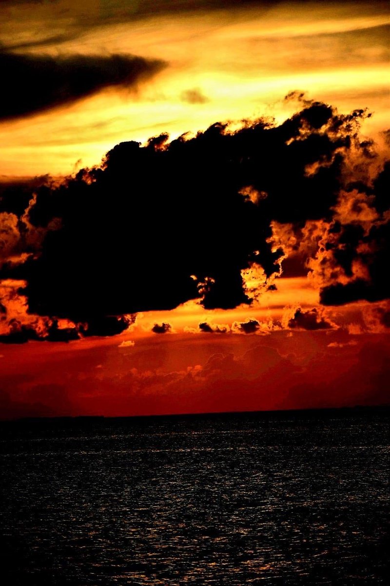 beesubin's tweet photo. Of flaming sunsets in the Indian Ocean. 

Maldives
Mar 20 https://t.co/bbCe7yzG4w