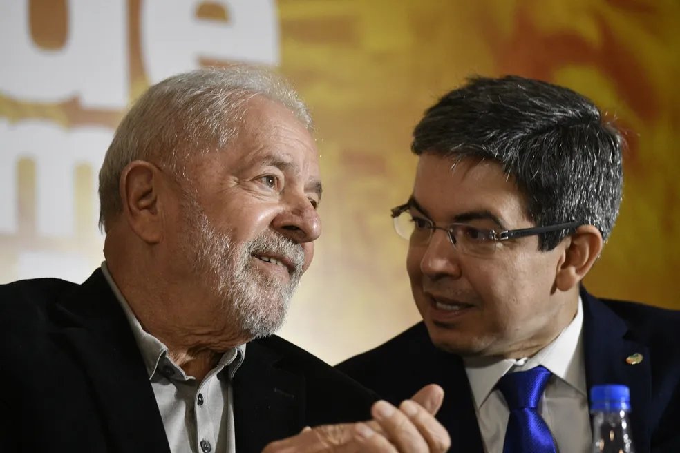 fellipebambam's tweet photo. Cinco senadores torram R$1 milhão em passagens

O Senado precisa de apenas cinco parlamentares para ultrapassar a emblemática marca de R$1 milhão torrados com passagens aéreas por conta do pagador de impostos. Tutti buona gente: somados, os senadores Veneziano Vital do Rêgo (MDB-PB), Randolfe Rodrigues (Rede-AP), Romário (PL-RJ), Fabiano Contarato e o ex-senador Fernando Bezerra Coelho, (MDB-PE) gastaram sem piedade a exata quantia de R$1.053.615,14. Isso considerando apenas o ano de 2022.