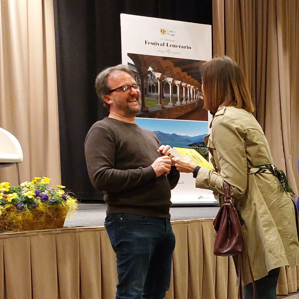 paoloroversi's tweet image. Bellissima serata ieri a #Colico per il festival #ColicoLegge
Grazie a #rosateruzzi per l'invito e per avermi presentato e grazie ai tantissimi lettori intervenuti. Bello!

#paoloroversi #incontri #presentazioni #GaiaVirgili #YellowDiamonds @semlibri @feltrinellied