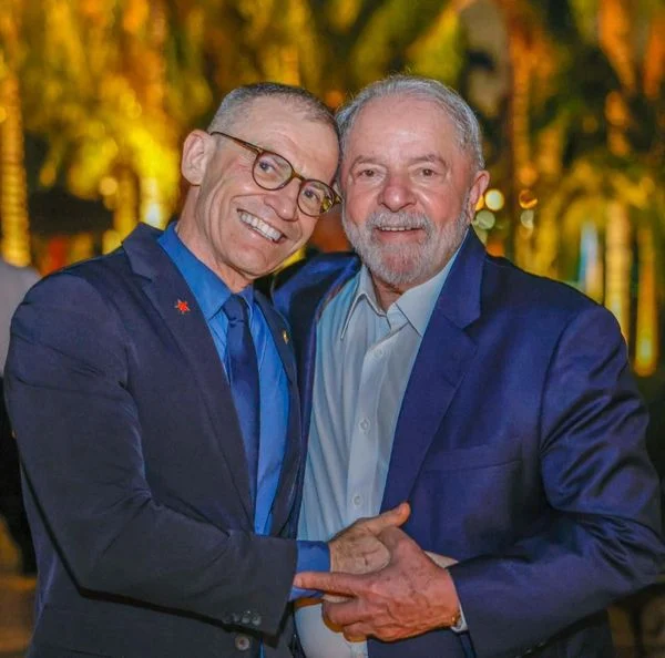 fellipebambam's tweet photo. Cinco senadores torram R$1 milhão em passagens

O Senado precisa de apenas cinco parlamentares para ultrapassar a emblemática marca de R$1 milhão torrados com passagens aéreas por conta do pagador de impostos. Tutti buona gente: somados, os senadores Veneziano Vital do Rêgo (MDB-PB), Randolfe Rodrigues (Rede-AP), Romário (PL-RJ), Fabiano Contarato e o ex-senador Fernando Bezerra Coelho, (MDB-PE) gastaram sem piedade a exata quantia de R$1.053.615,14. Isso considerando apenas o ano de 2022.
