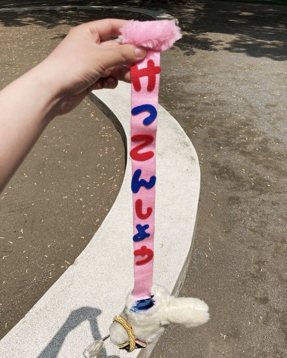 ayapi_and_beast's tweet photo. 🌈　結婚したいな、と思ったときに、パートナーに贈ったぬいぐるみです。
おでこの手紙にしたがって、しっぽをグーンとひっぱると、ひみつの言葉がでてきます。 https://t.co/UBbeAEbvt1