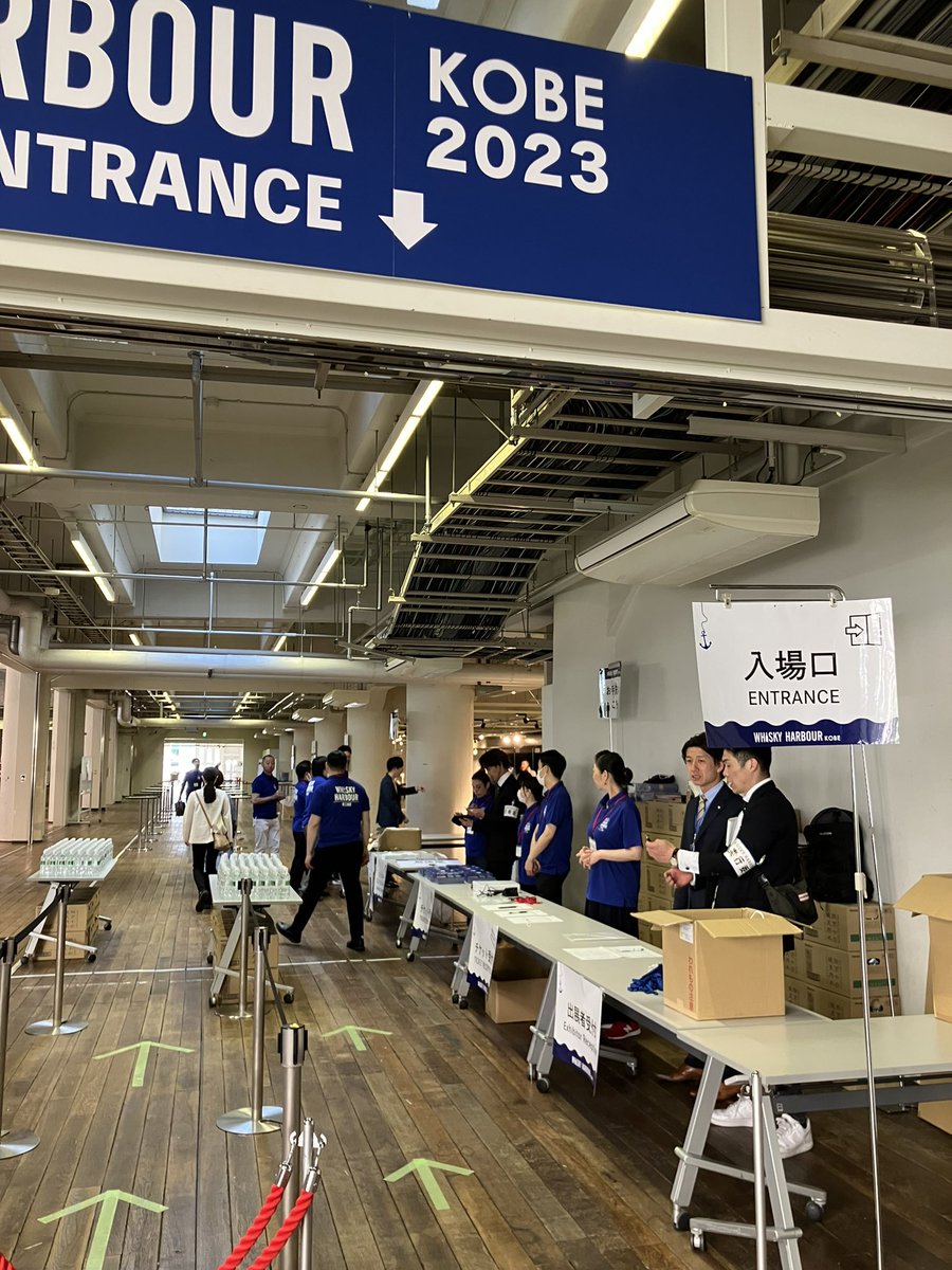 WHISKY_HARBOUR's tweet photo. 【入場について】

①入場していただいたらまずチケットを確認致します！手売りチケット、e＋の方は携帯の画面をお見せください✨

②受付後、リストバンドをお渡ししますので着用してください。再入場の際に必要です◎

③会場MAP、お水(お一人様一本)をお持ちいただき、会場へお進みください！ https://t.co/OhYcsPIGVh
