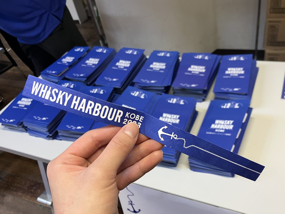 WHISKY_HARBOUR's tweet photo. 【入場について】

①入場していただいたらまずチケットを確認致します！手売りチケット、e＋の方は携帯の画面をお見せください✨

②受付後、リストバンドをお渡ししますので着用してください。再入場の際に必要です◎

③会場MAP、お水(お一人様一本)をお持ちいただき、会場へお進みください！ https://t.co/OhYcsPIGVh