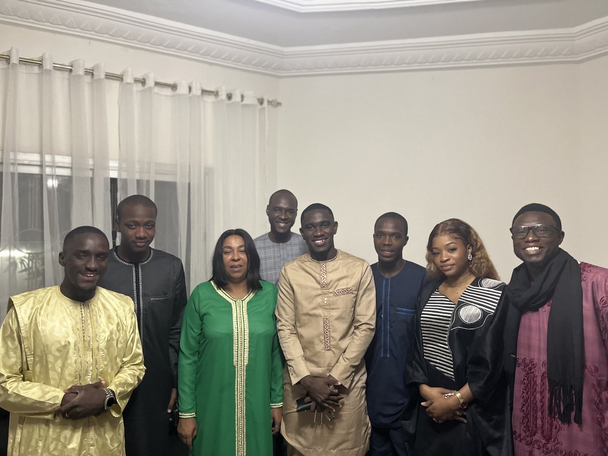 fatima_bocoum's tweet photo. Avec le bureau national du Cadet venu me voir pour la fête. Merci de me rendre fière de ce mouvement que vous dirigez avec abnégation et élégance https://t.co/N5yGsu8Ugx
