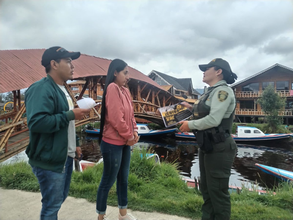 PoliciaPasto's tweet photo. #Encano |Nuestro Grupo de Protección Ambiental y Grupo de Protección al Turismo , llevaron acabó campañas para los padres de familia del sector, con el fin de prevenir cualquier hecho negativo con sus hijos.
#DiosYPatria https://t.co/0fzZRJk5gu