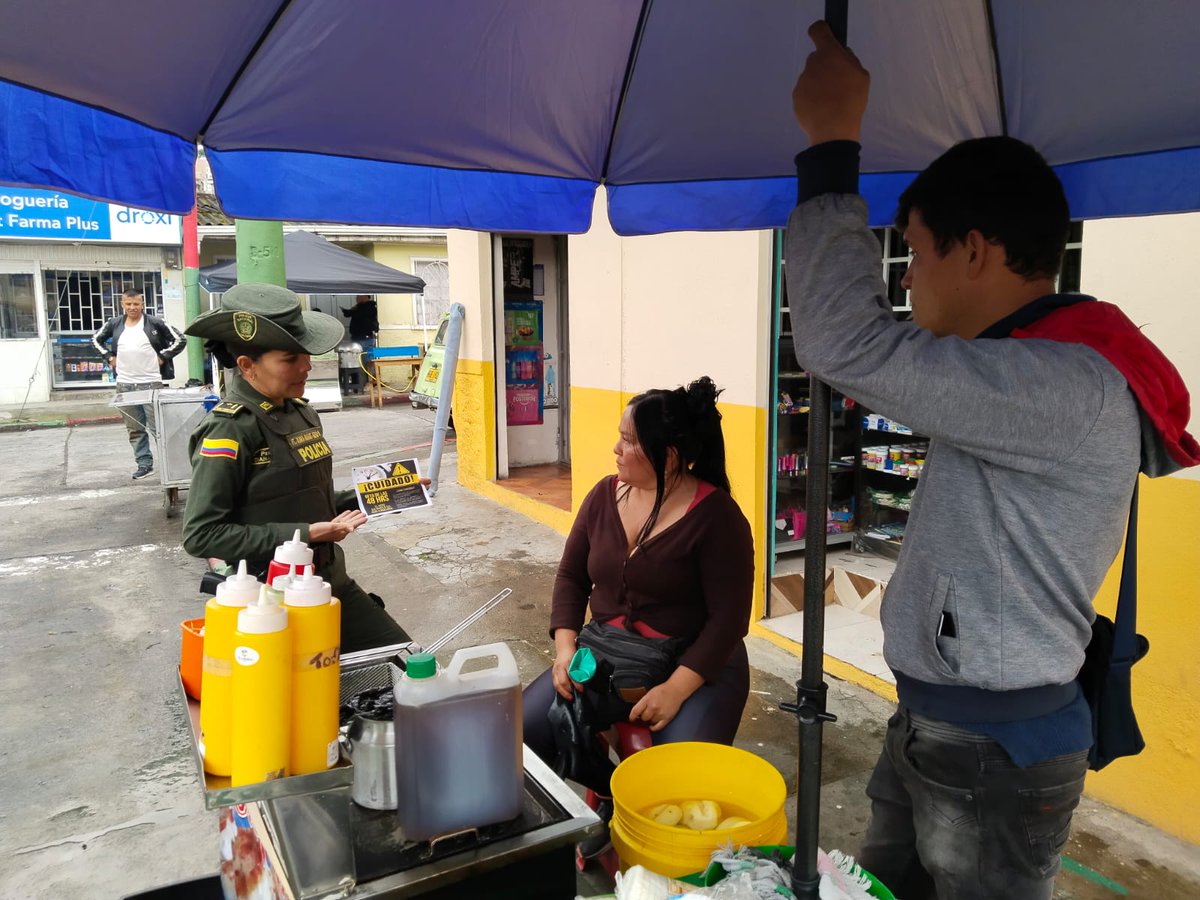 PoliciaPasto's tweet photo. #Encano |Nuestro Grupo de Protección Ambiental y Grupo de Protección al Turismo , llevaron acabó campañas para los padres de familia del sector, con el fin de prevenir cualquier hecho negativo con sus hijos.
#DiosYPatria https://t.co/0fzZRJk5gu