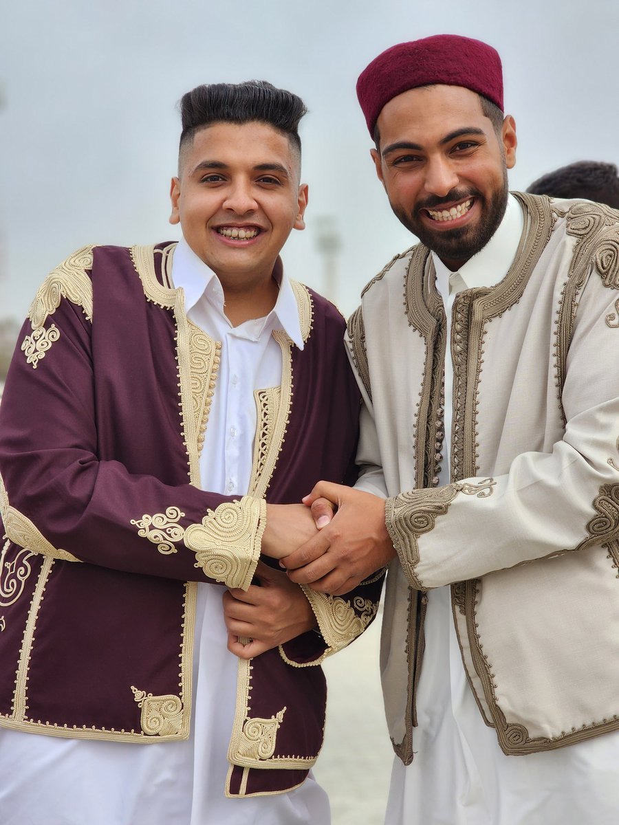 "والخاطبُ يَنعُمُ بالنسَايبِ عِيدُهُ
وأهلُ العزوبة ما نالوا سِوى المعمولِ!"

<a href="/ahfieda1/">Abdulhafeed</a> يحفظك الله ياخي