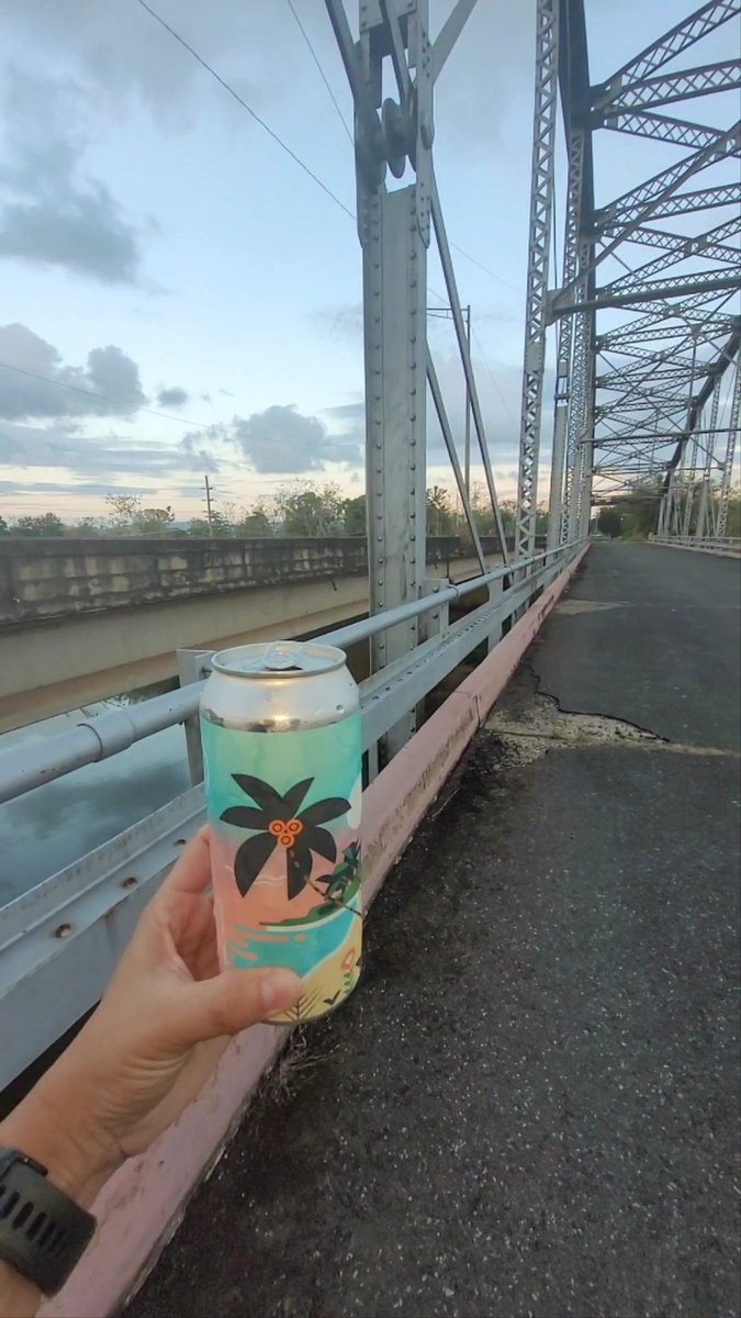 Esli82's tweet photo. Los panas vente llegale trae beers ok #elspot #añasco #puentedehierro https://t.co/sOf9t3PHSU