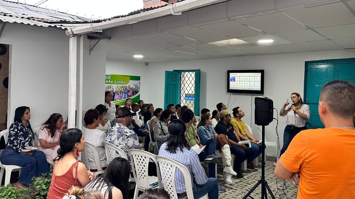 lindaperdomor's tweet photo. Hoy abordamos el tema social en #Ibagué, cómo una prioridad que no puede esperar más. Resolver la calidad de vida de los ibaguereños ¡Es para Ya! #IbaguéLinda https://t.co/cNY32jNYg8