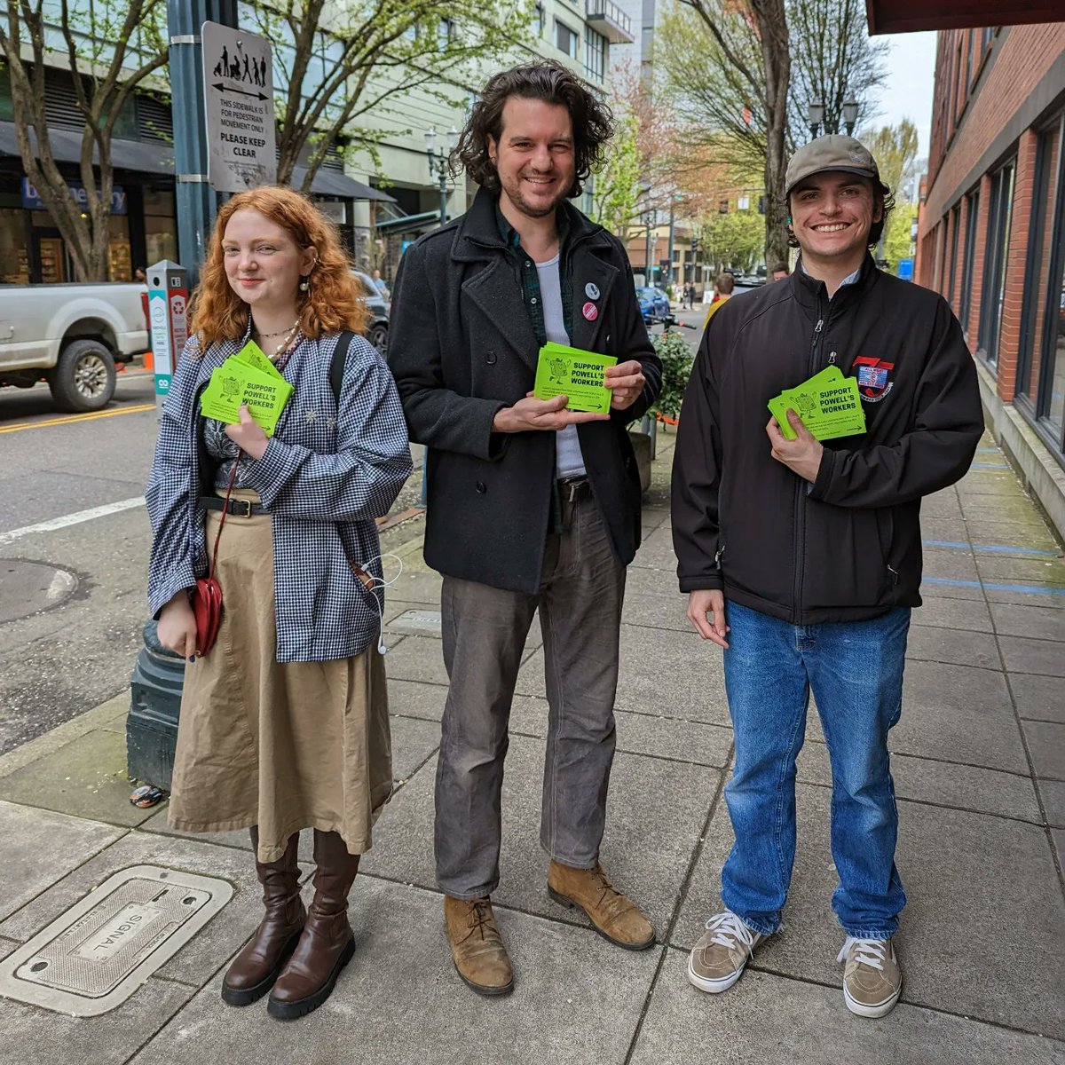 ILWULocal5's tweet image. These are just some of the friendly @Powells workers greeting customers outside the City of Books today, asking for community support in our negotiations for a fair contract 📝 1/2