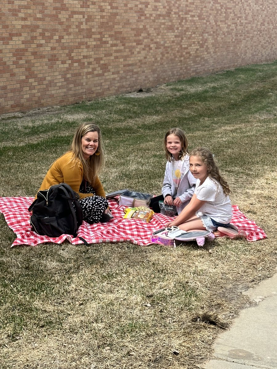 jfloyd25's tweet photo. Spending time with students who saved their AR points to eat lunch with me. Now that calls for a special picnic along with their treat of choice. #endlessconversation #listoffavorites #relationships @GBurgSwedes https://t.co/esbRlvUZ9y