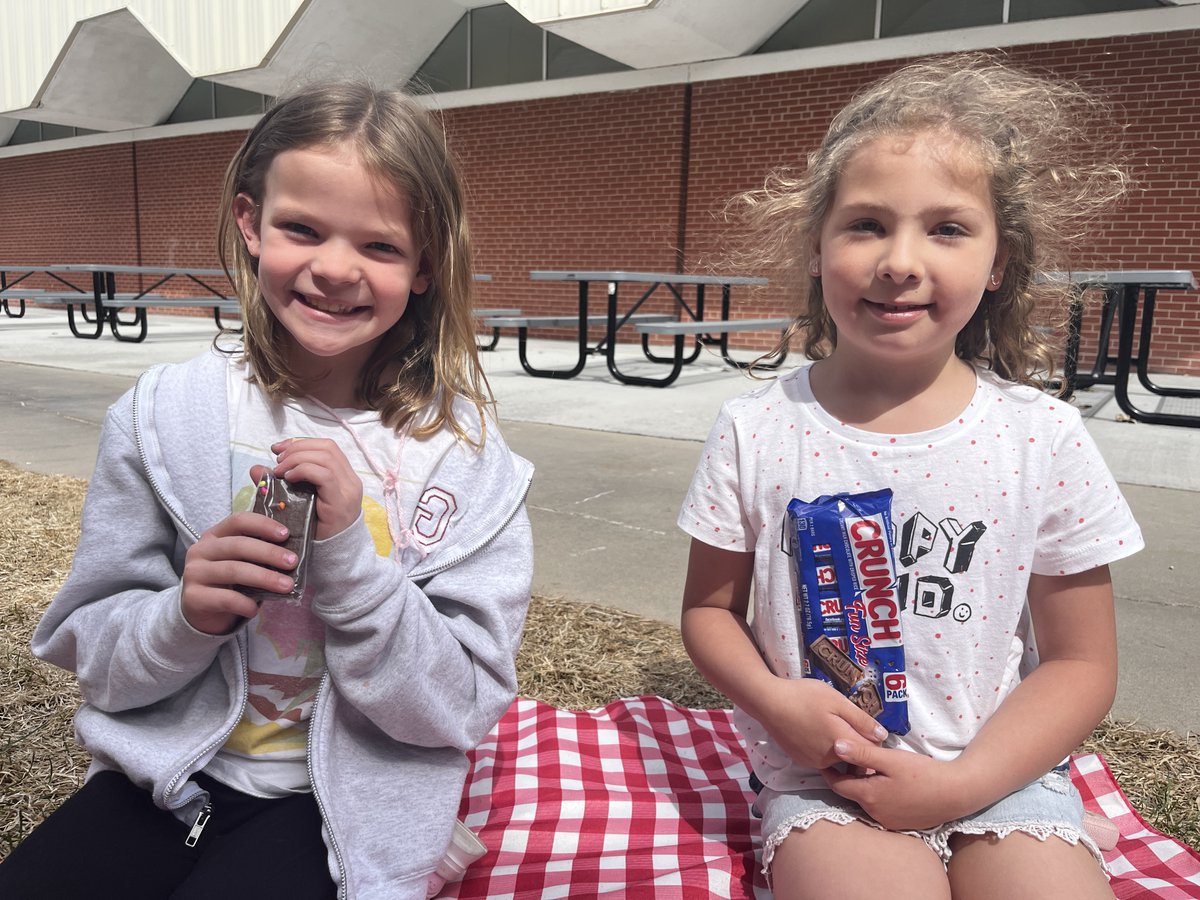 jfloyd25's tweet photo. Spending time with students who saved their AR points to eat lunch with me. Now that calls for a special picnic along with their treat of choice. #endlessconversation #listoffavorites #relationships @GBurgSwedes https://t.co/esbRlvUZ9y