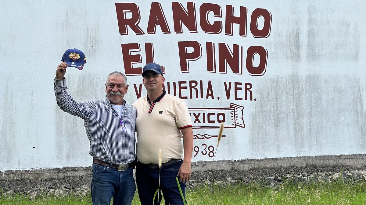 JLAndradeG's tweet photo. Llegó a Cosautlán #Cosautlán, Ver MEXICO, nuestro amigo Walter, desde Pereira. Listos para iniciar el intercambio de biotecnológia de la industria cafetalera. #Cosautlan https://t.co/VmmWl6gxnJ