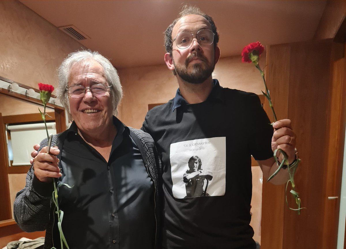 ivangibb's tweet photo. Comemorar 49 anos da Revolução dos Cravos com um dos maiores nomes da música portuguesa  e que teve tanta importância para o 25 de Abril  é algo realizador e indescritível! Ele ajudou a guardar esses cravos de esperança sempre com sua música! Viva Sérgio Godinho e o 25 de abril! https://t.co/BNYnSwaB8l
