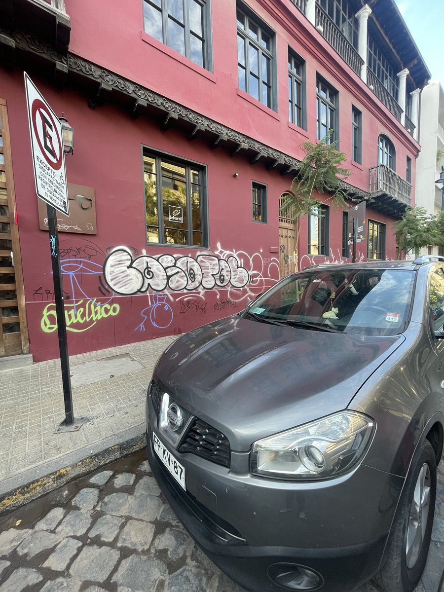 PeterLochT's tweet photo. Cómo es posible que un funcionario (417) del @ispch haga mal uso de un estacionamiento reservado para personas en situación de discapacidad? @Muni_Stgo https://t.co/UyRcS2BDje