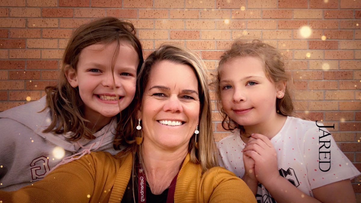 jfloyd25's tweet photo. Spending time with students who saved their AR points to eat lunch with me. Now that calls for a special picnic along with their treat of choice. #endlessconversation #listoffavorites #relationships @GBurgSwedes https://t.co/esbRlvUZ9y