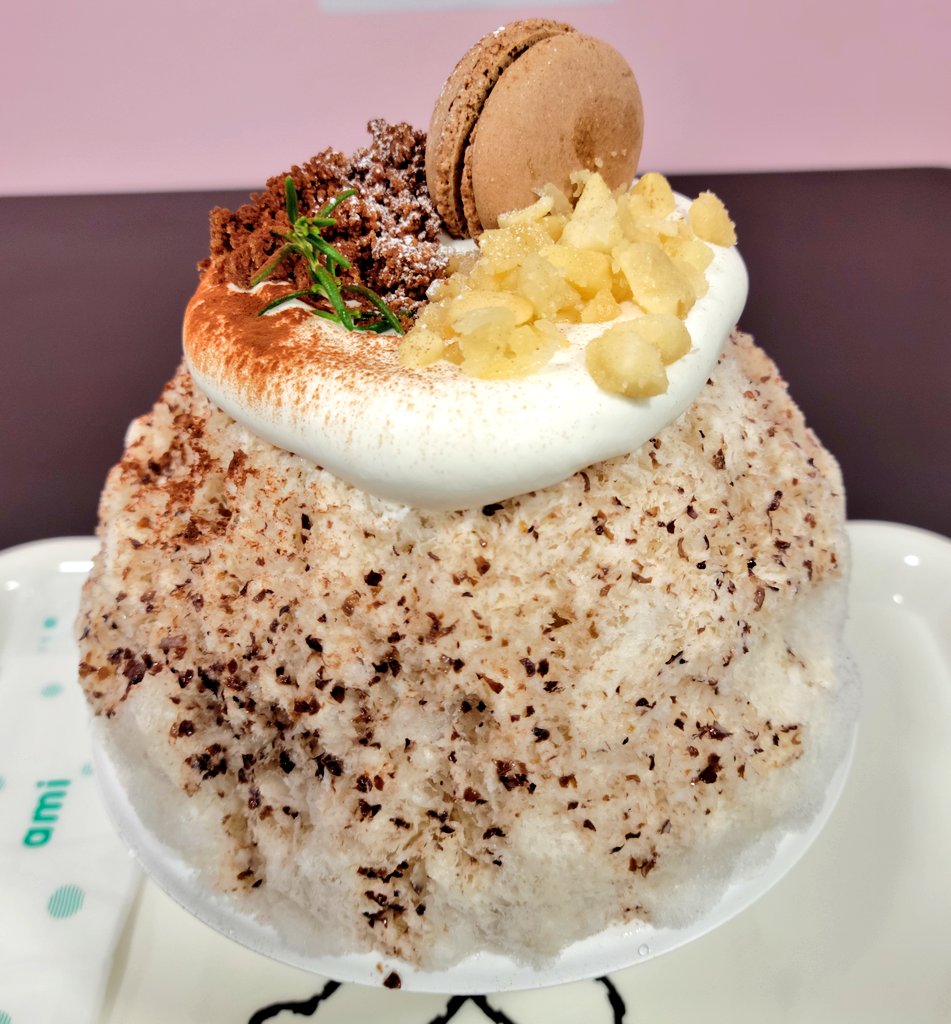 uzuran_ran's tweet photo. 気合い入れて開店30分以上前から並んだけどそこまでしなくても大丈夫そうでした🥲🥲 紅ほっぺと迷ったけど日替りのクッキー&クリーム🍧 めちゃくちゃ美味しかった…幸せだった…また食べたい😭😭💓
#キッチンZEN #KitchenZEN #かき氷 #西武池袋 #逸品会 https://t.co/s1prXwsiWb