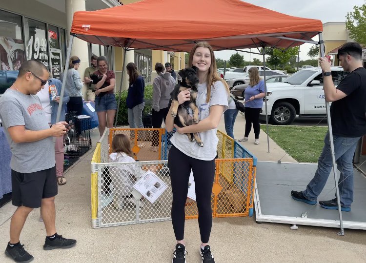 EllaRob007's tweet photo. Having fun volunteering for the Animal Rescue Foundation of North Texas! #serveandreceive @coachkjohnson_ @argyleeaglevb https://t.co/mTPuKfpTNl