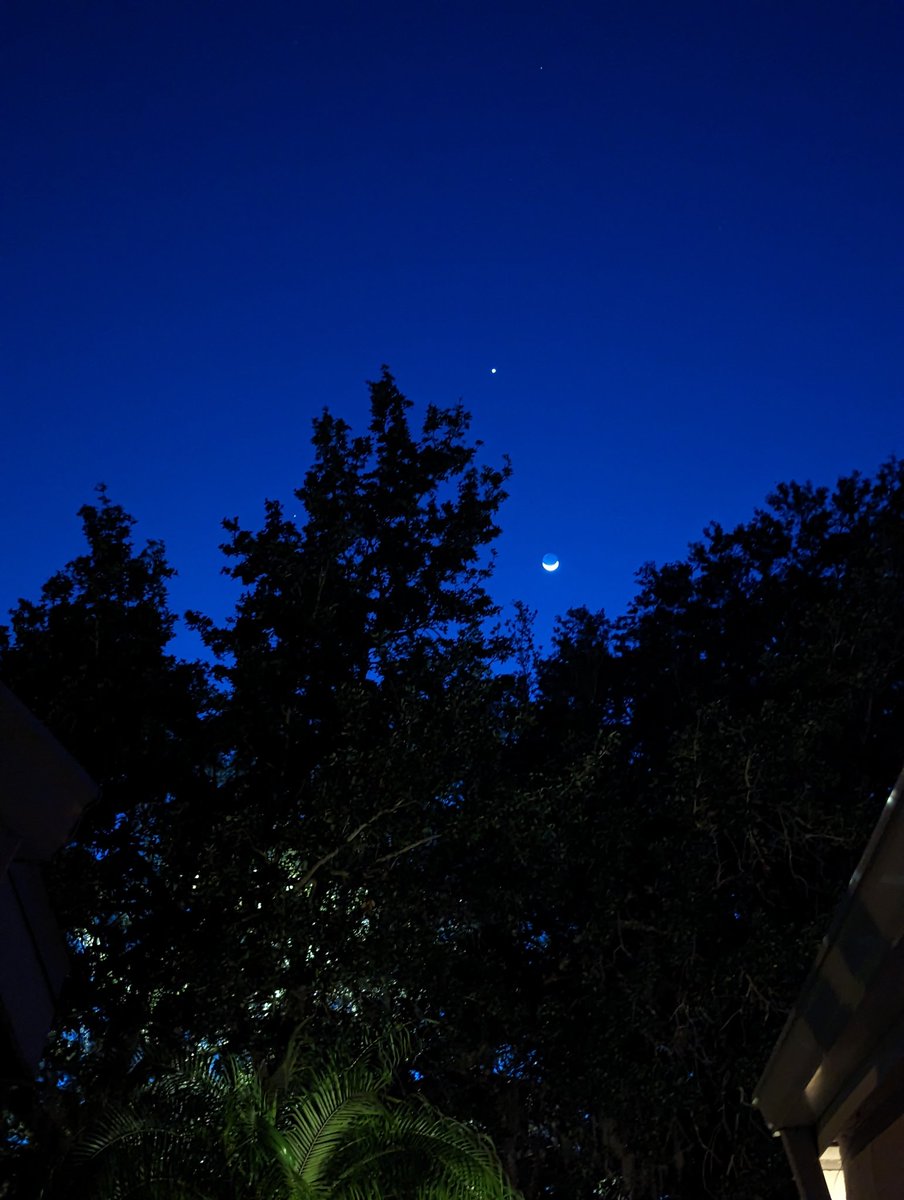 The Moon and Venus setting in the Western sky. #moon #venus