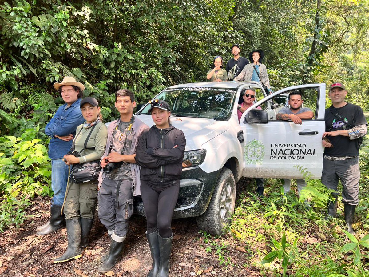 amcuervo's tweet photo. En esta inolvidable salida de campo, tuvimos un día con más alumnos que lo usual.

Nos llegó de sorpresa una tropa de muchachos con fusiles y de camuflado. https://t.co/pjxQPB7XOp