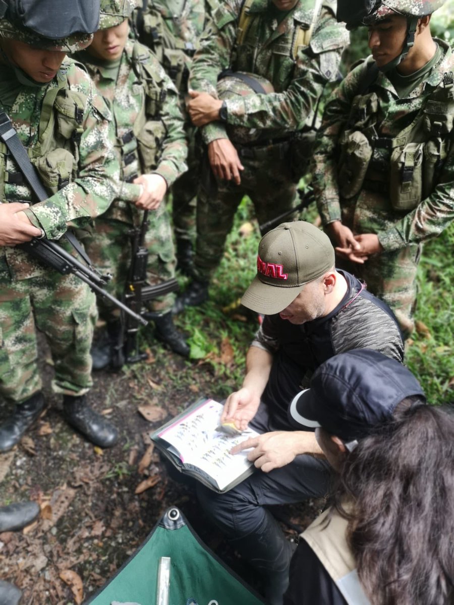 En esta inolvidable salida de campo, tuvimos un día con más alumnos que lo usual.

Nos llegó de sorpresa una tropa de muchachos con fusiles y de camuflado.