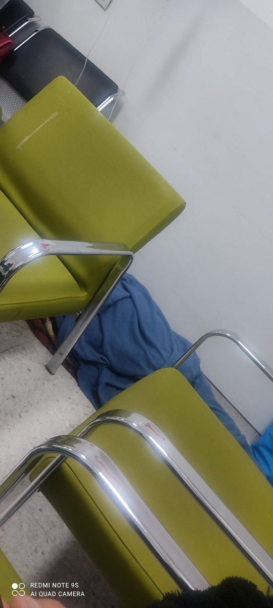 francylsc's tweet photo. @Supersalud @infopresidencia @petrogustavo @MinSaludCol #reformasalud #inhumano  persona de 75 años durmiendo en el piso porque no hay camilla, aguanto 1 día y medio sin comer porque le iban a hacer cirugía, pero luego le informaron que ya no le harían cirugía. Hospital mederi https://t.co/fizzVLmh7p