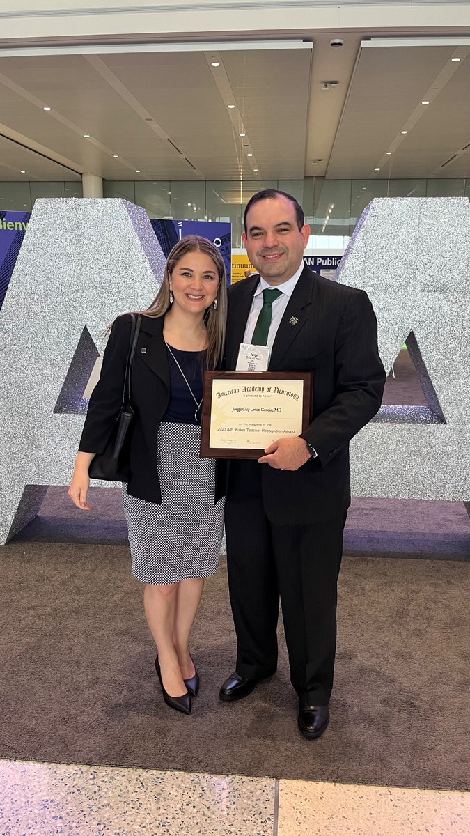 AnamariSusa's tweet photo. @Jorge_Ortiz_G Congrats Jorge! What an honor!! I’m so proud of you 🤗 💕 https://t.co/cj2rBYQ1tM