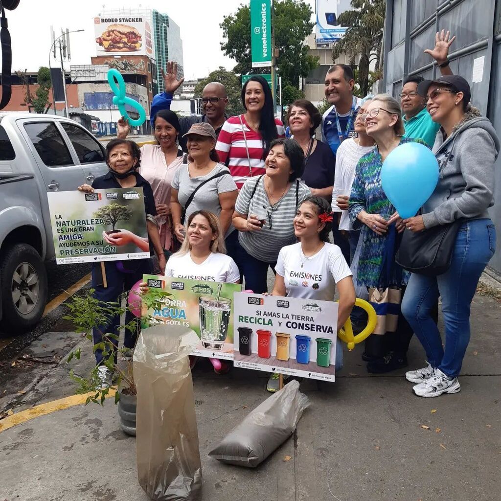 CultivandoLazos's tweet photo. Hoy Día Internacional de la Madre Tierra realizamos acciones concretas ante la crisis climática con la Comisión de Ecología y Desarrollo Sustentable del Concejo Municipal de Chacao, presidida por el Concejal Hilmer Escalona.

Las Fundaciones @fundacioncultivandolazos @redamb… https://t.co/Wvb1hPuPGY