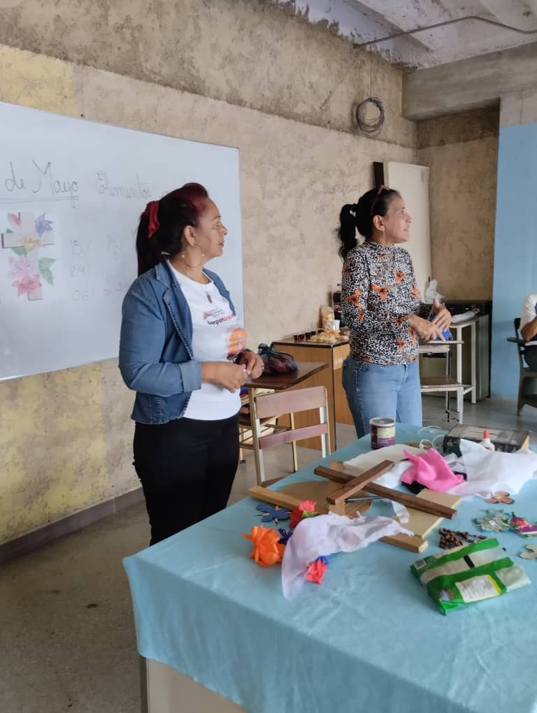Misión Cultura Miranda y la Facilitadora Rosiris Suárez realizan Taller sobre Cruz de Mayo en la Universidad Experimental Simón Rodríguez en la Urbanización Palo Verde 
<a href="/VillegasPoljak/">Ernesto Villegas Poljak</a> 
<a href="/kvmillan/">Karen Victoria Millán</a> 
<a href="/oacfmc/">OAC MISIÓN CULTURA</a> 
<a href="/FmcTecnologia/">Tecnologia_fmc</a> 
<a href="/ArejulaPSUV/">Marco Arejula Ⓜ️</a> 
#FiestaDeportivaDelALBA