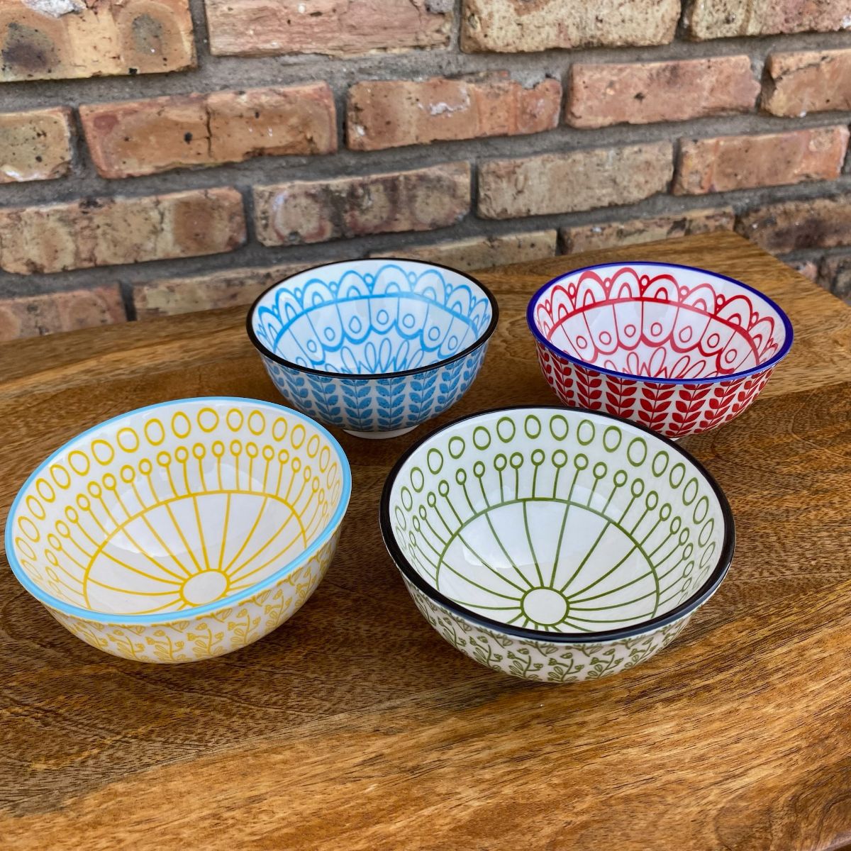 NadeauNational's tweet image. Why settle for ordinary? 🤔 Discover the beauty of our hand-stamped stoneware bowls and make every meal a showstopper! 😃🌟

📸@nadeau_minneapolis
.
.
.
#furniturewithasoul
 #EatInStyle 
#HandmadeWithLove
#ArtisanBowls