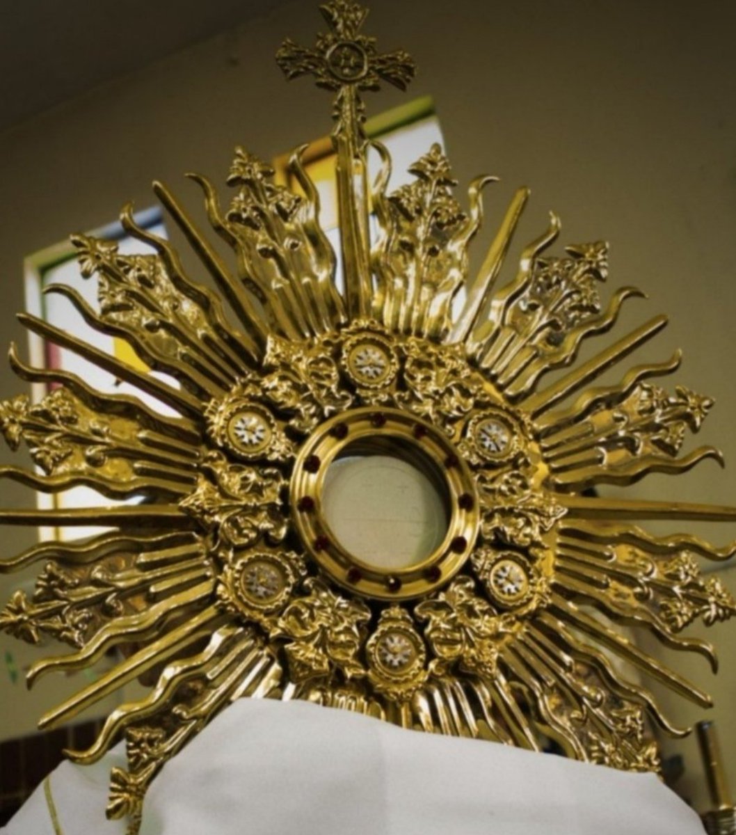 CarolBV7's tweet photo. Viva Jesús Sacramentado https://t.co/WSCRsEvdkS