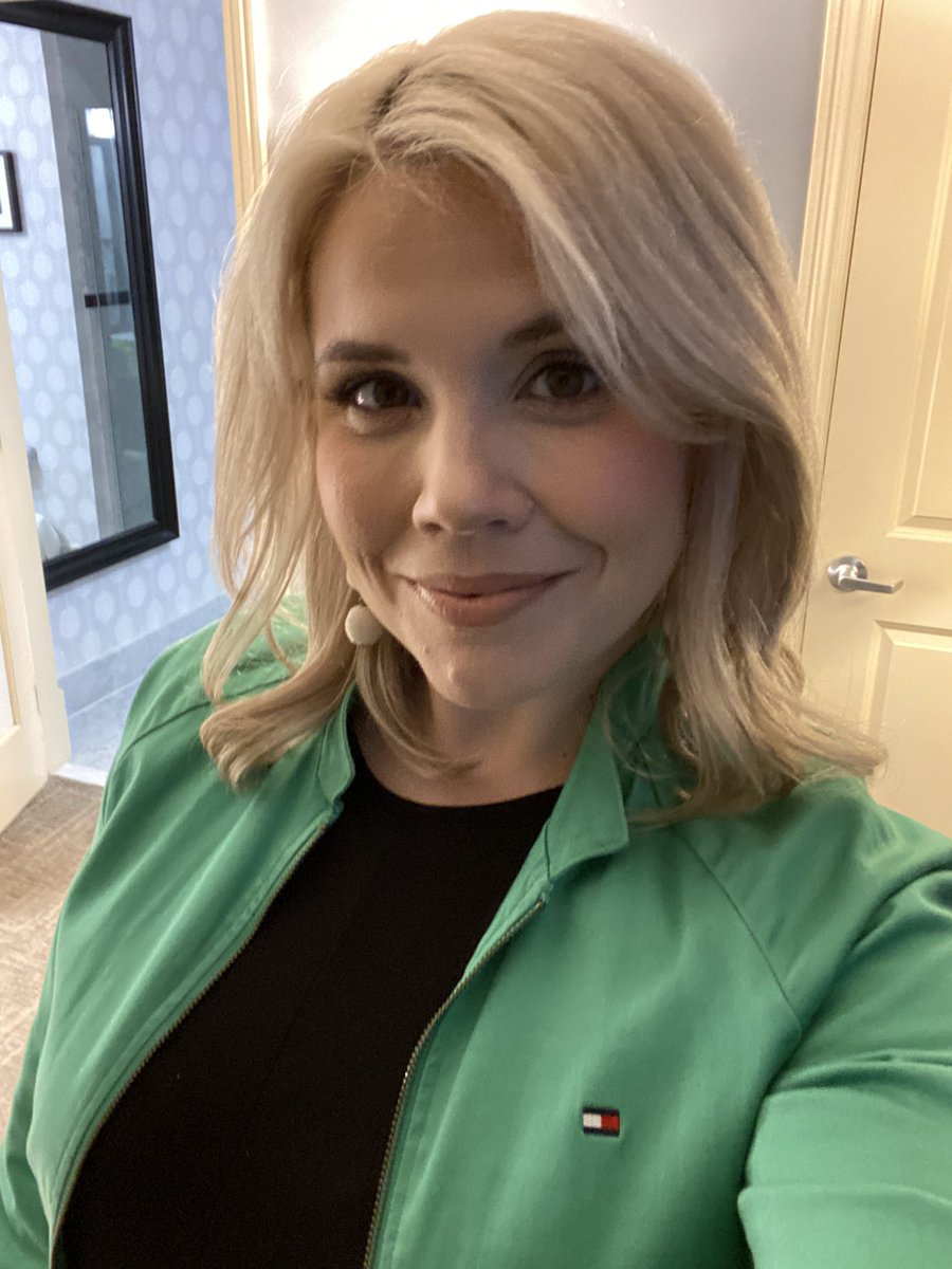 jennakimjones's tweet photo. All glammed up and ready for jokes. https://t.co/XZaKZOn3dq