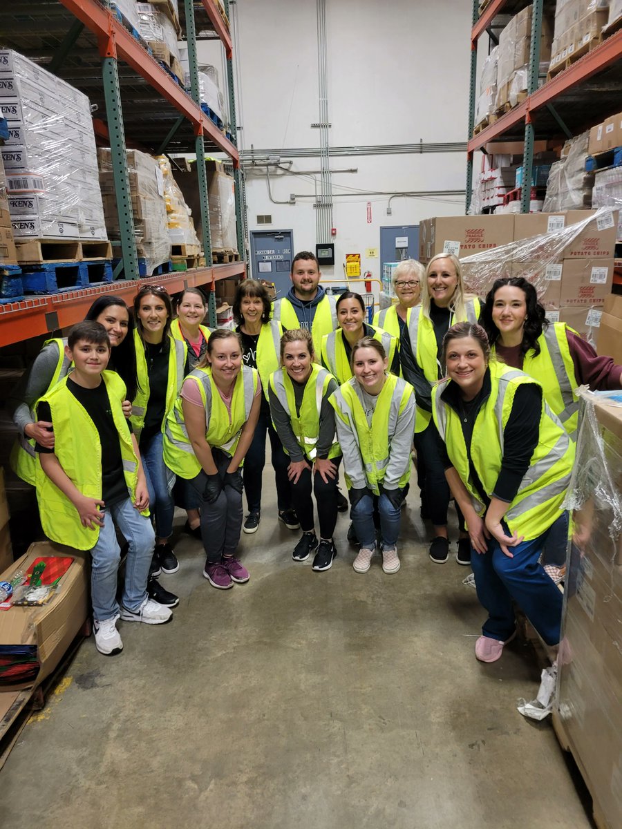 ComHarvest's tweet photo. π CHFB hosted Samantha & the @ParkviewHealth Ortho/Trauma Nurses and staff on Thursday for the third time! They spent 3 hrs stocking, organizing, & assisting shoppers. We love their personality & work ethic! Looking forward to next time.
#Nurses #NursesGetStuffDone https://t.co/5YyrRXXrEJ