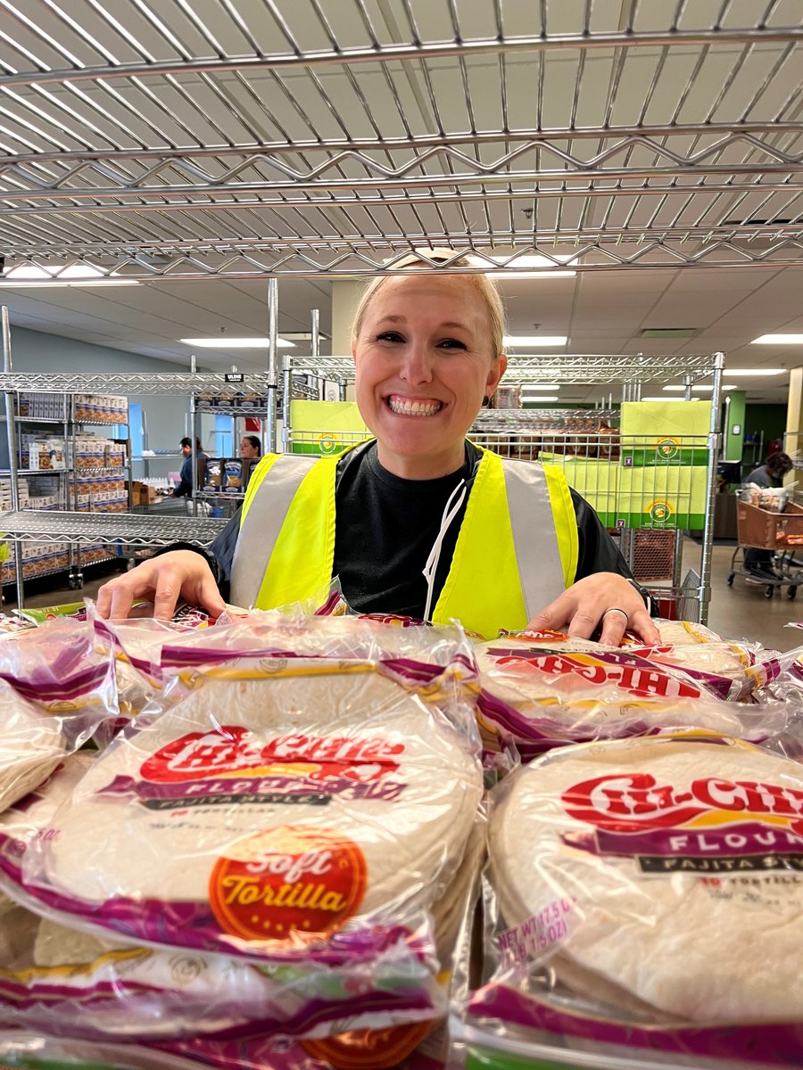 ComHarvest's tweet photo. π CHFB hosted Samantha & the @ParkviewHealth Ortho/Trauma Nurses and staff on Thursday for the third time! They spent 3 hrs stocking, organizing, & assisting shoppers. We love their personality & work ethic! Looking forward to next time.
#Nurses #NursesGetStuffDone https://t.co/5YyrRXXrEJ