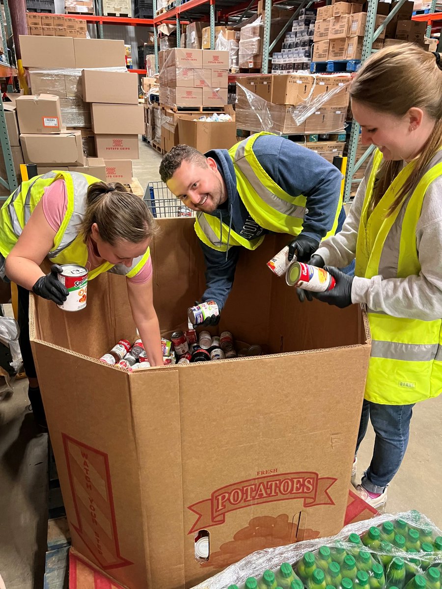 ComHarvest's tweet photo. π CHFB hosted Samantha & the @ParkviewHealth Ortho/Trauma Nurses and staff on Thursday for the third time! They spent 3 hrs stocking, organizing, & assisting shoppers. We love their personality & work ethic! Looking forward to next time.
#Nurses #NursesGetStuffDone https://t.co/5YyrRXXrEJ