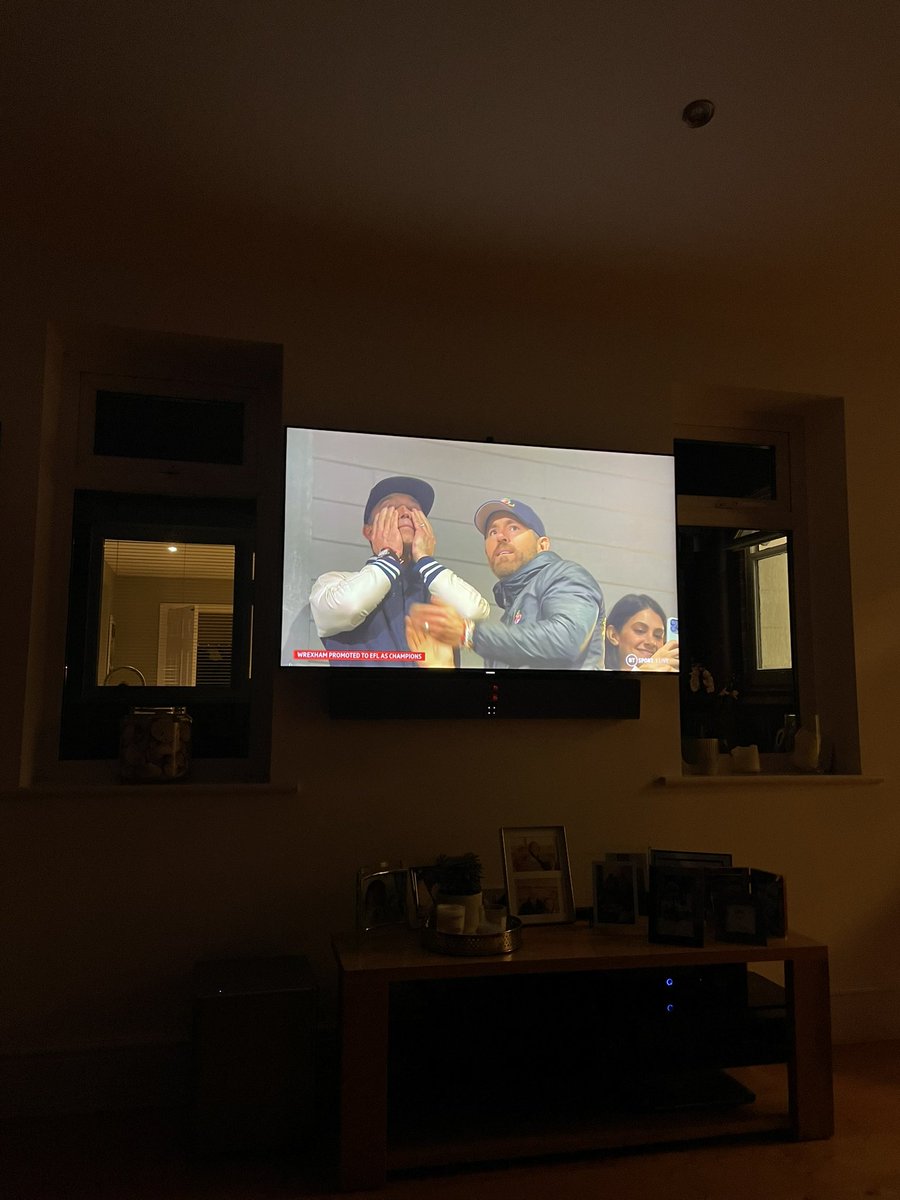 andrew_c_simon's tweet image. Waited 15 years for this….watched this team with my dad in the 70s and unashamed to post thisThese guys have been the catalysts to create something wonderful, mixing Hollywood and humility. Can’t put into words what this means to Wrexham as a community. Simply Wow and thank you.