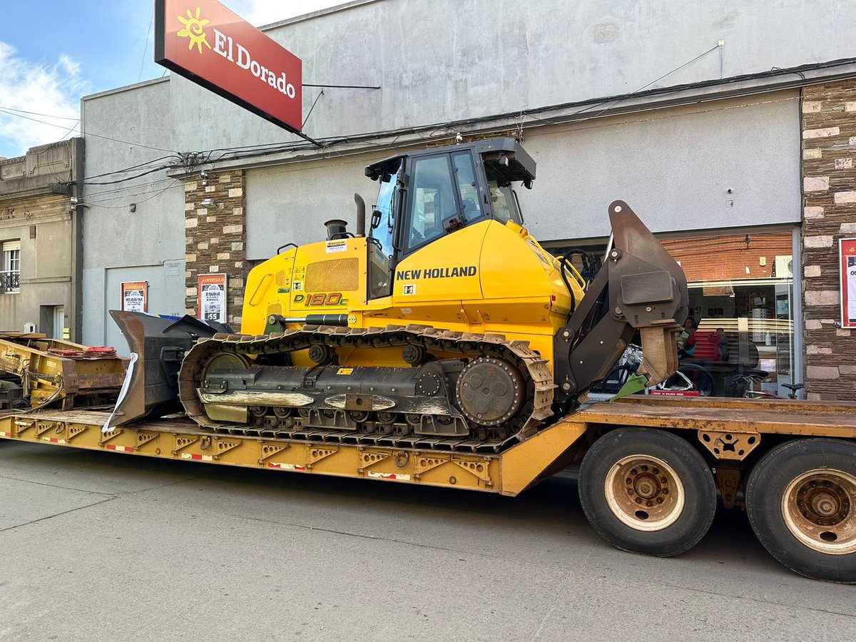 alejoumpierrez's tweet photo. NUEVOS EQUIPOS Y DESCENTRALIZACIÓN: maquinaria xa apuntalar el trabajo de todos los municipios; inversión en minicargadores xa trabajos urbanos, topadores xa vertederos, barredoras mecánicas xa modernizar y entrar en el S.XXI en materia de aseo urbano y retro al equipo de obras. https://t.co/QeP5SgQcZz