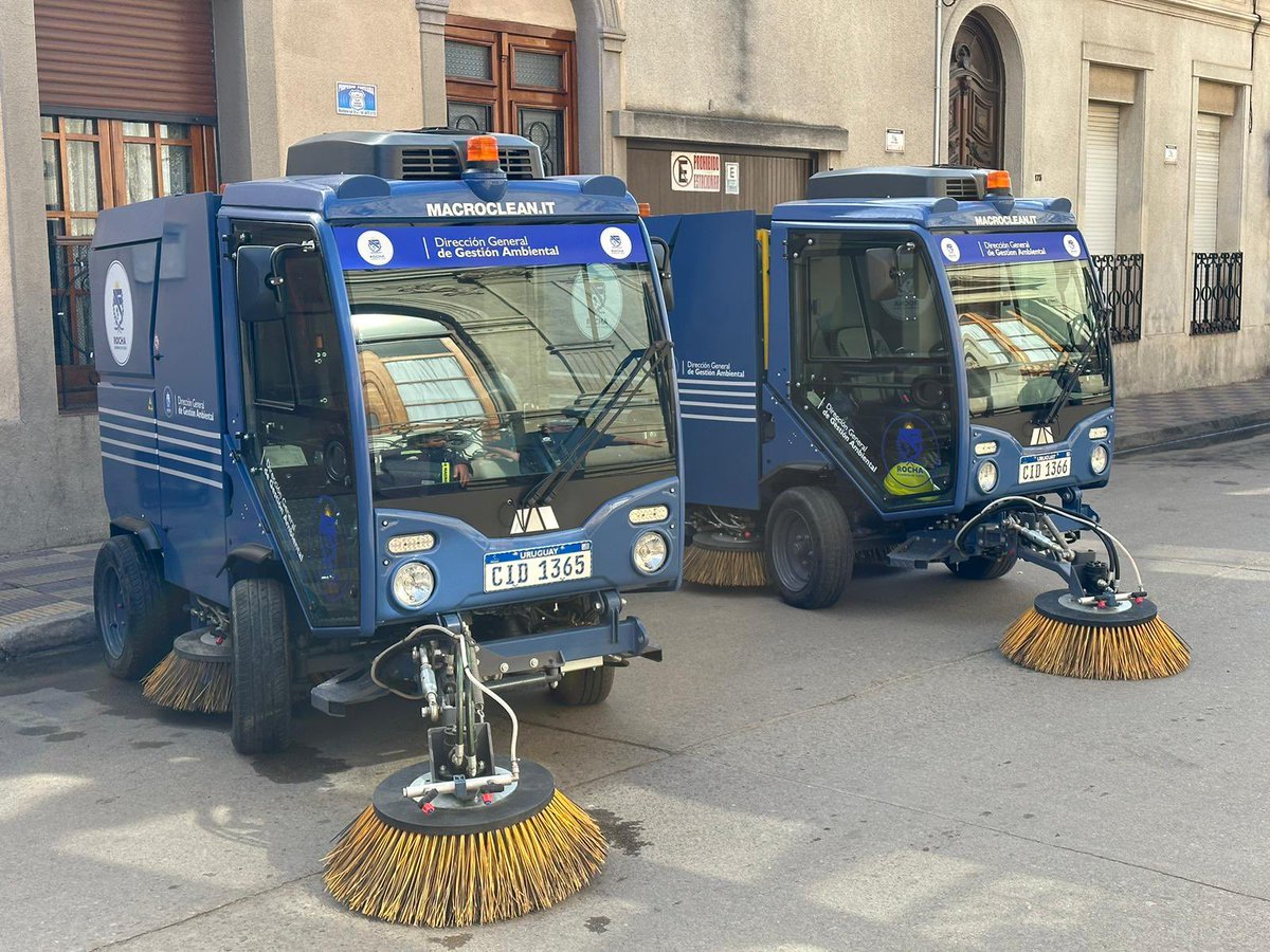 alejoumpierrez's tweet photo. NUEVOS EQUIPOS Y DESCENTRALIZACIÓN: maquinaria xa apuntalar el trabajo de todos los municipios; inversión en minicargadores xa trabajos urbanos, topadores xa vertederos, barredoras mecánicas xa modernizar y entrar en el S.XXI en materia de aseo urbano y retro al equipo de obras. https://t.co/QeP5SgQcZz