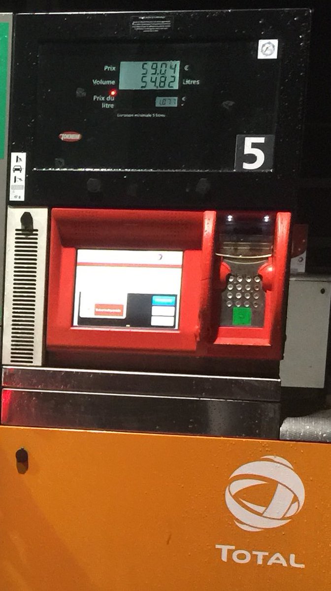 tritium512's tweet photo. @DigitalGanon Décembre 2014, le gasoil à environ 1€/l. En France.  Au Lux on était autour de 0,7 0,8€ le litre 
Aller sur ce 👋 https://t.co/KLe17W0fEF