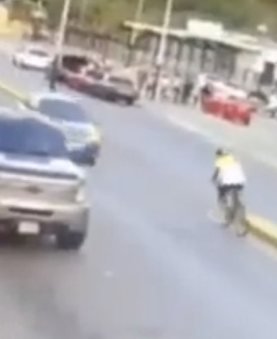 mrurbinatm's tweet photo. Mi hipótesis: No se le reventó un caucho, se le partió el rin, que fue lo único pudo alterar de forma mecánica el rumbo de la bicicleta de una forma tan abrupta al mismo tiempo que incapacita al ciclista del control de la misma. 

Pude sacar estas capturas que no están muy claras, pero se puede apreciar algún tipo de deformación en el eje delantero de la bicicleta. Si ven lo mismo, confirmen. 

Igual ya las pericias de ley determinarán la causa real del hecho. 

Espero que la persona esté bien y que solo haya sido un susto.
