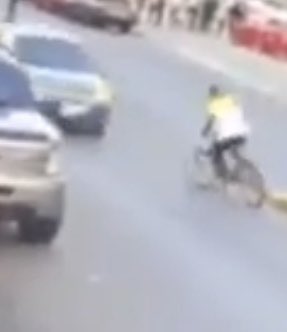 mrurbinatm's tweet photo. Mi hipótesis: No se le reventó un caucho, se le partió el rin, que fue lo único pudo alterar de forma mecánica el rumbo de la bicicleta de una forma tan abrupta al mismo tiempo que incapacita al ciclista del control de la misma. 

Pude sacar estas capturas que no están muy claras, pero se puede apreciar algún tipo de deformación en el eje delantero de la bicicleta. Si ven lo mismo, confirmen. 

Igual ya las pericias de ley determinarán la causa real del hecho. 

Espero que la persona esté bien y que solo haya sido un susto.