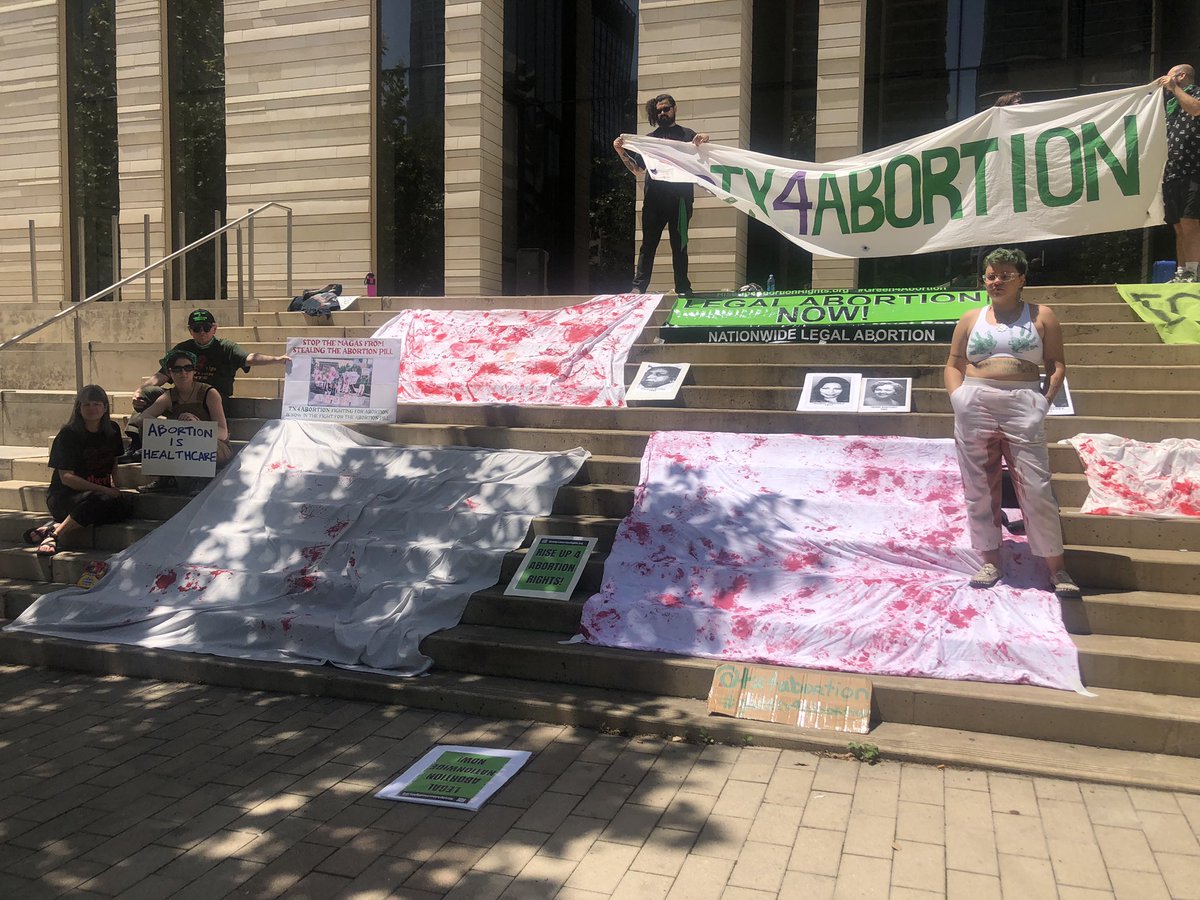 tx4abortion's tweet photo. Federal Courthouse #ATX #green4abortion Abortion on demand without apology! @riseup4abortion https://t.co/V131ReNmu6