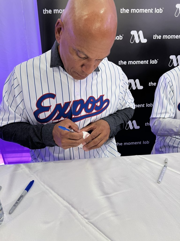 __jlef__'s tweet photo. Ce soir je suis un gamin qui revit ses trips de baseball #ExposFest #Guerrero #Dawson #MoisesAlou #FelipeAlou https://t.co/zzDSKOnUdp