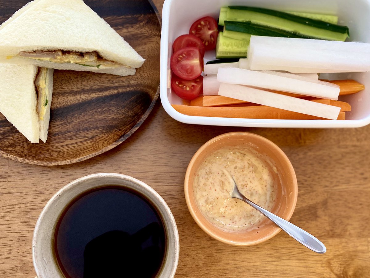 セブンのサンドイッチと野菜スティック。ソースは味噌マヨアレンジで。

出来る範囲で、何を食べたいと感じているか、その時の感覚と合わせるようにしている。
#今日の朝ごはん https://t.co/NU1E1H8EhF
