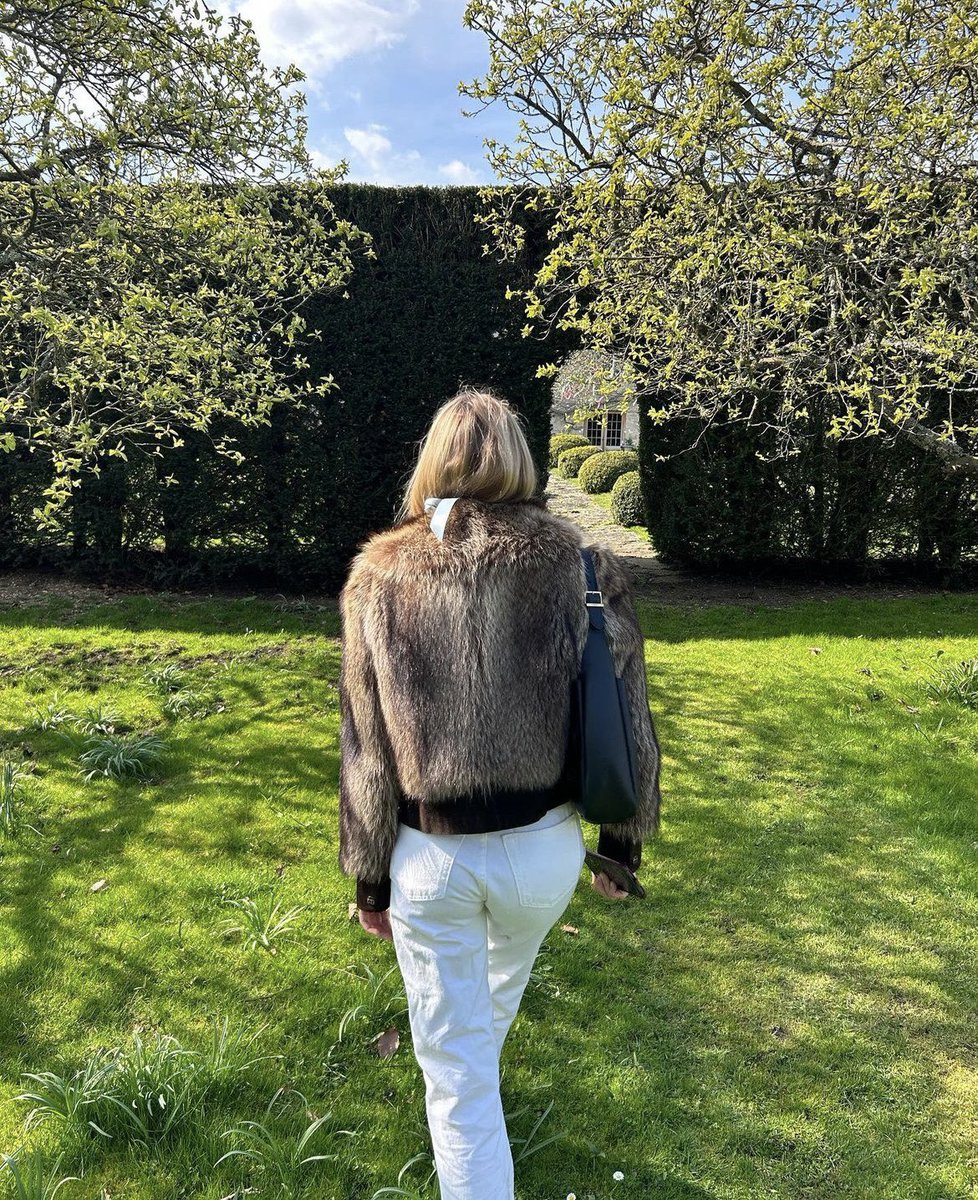magneticblonde's tweet photo. lila moss 💐🫧🐇 https://t.co/pPA1p9ibEq