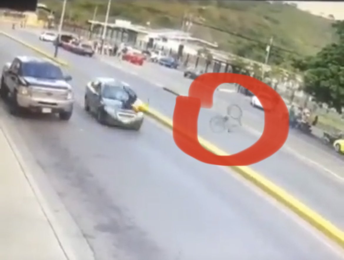 mrurbinatm's tweet photo. @InformacionVias @andrearochap Aunque en esta foto podemos ver la bicicleta en el aire luego de la colisión y no parece tener el rin deformado. 🤦🏻‍♂️ https://t.co/qixolIjulC