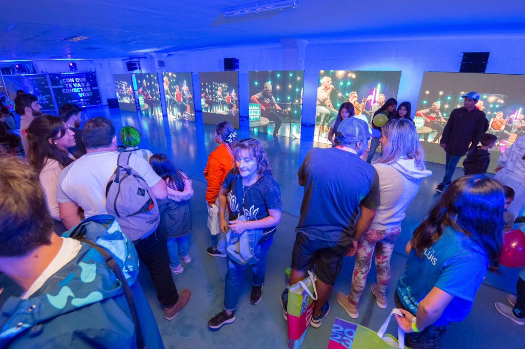MCyTSanLuis's tweet photo. 🎶 El show en vivo de @algarroba_com desde ULP, y el arte digital conjugados de la mano de la conectividad en #Innovación en la #FeriaIndustrial 🎡

#SanLuisTeConecta https://t.co/GGIW3leQQ6