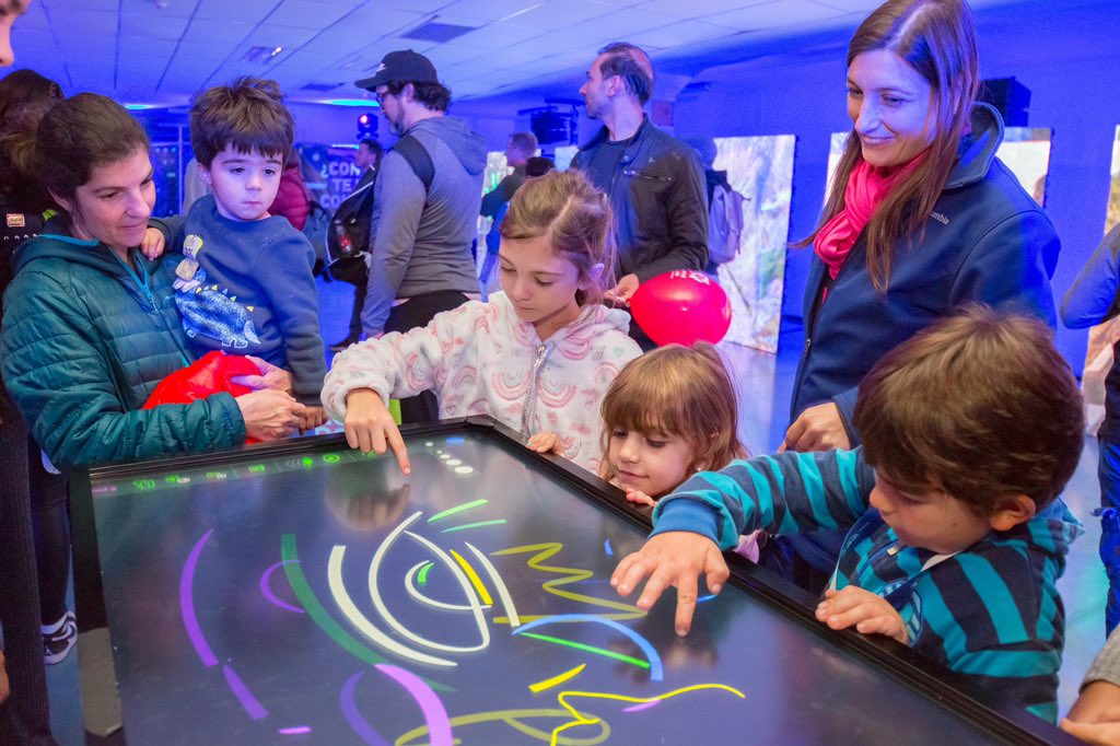 MCyTSanLuis's tweet photo. 🎶 El show en vivo de @algarroba_com desde ULP, y el arte digital conjugados de la mano de la conectividad en #Innovación en la #FeriaIndustrial 🎡

#SanLuisTeConecta https://t.co/GGIW3leQQ6