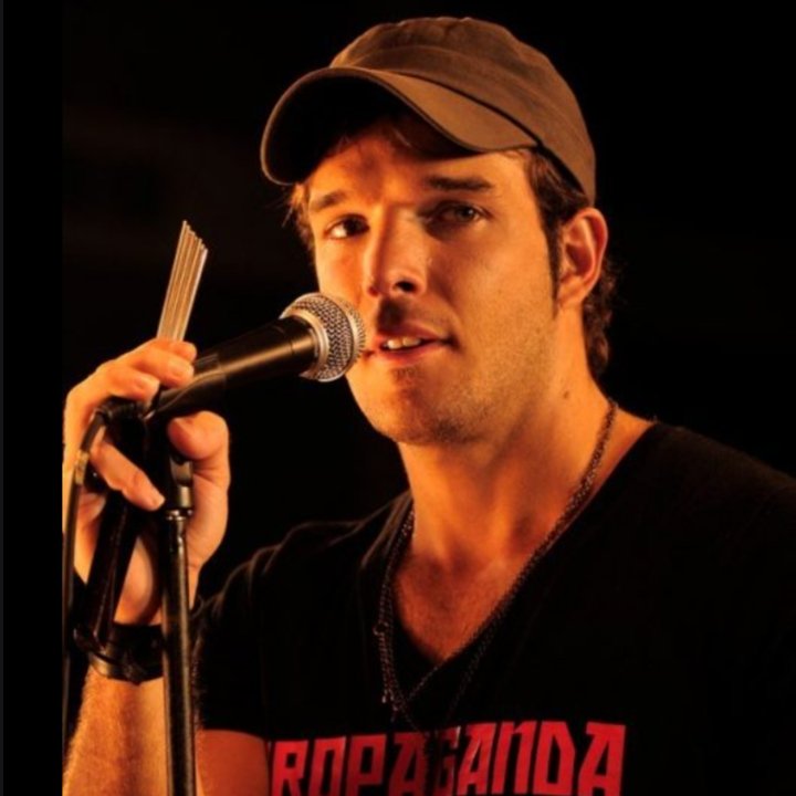 WalterEvers's tweet photo. Cambiemos de rubro:
Quién es el cantante o músico más churro del Paraguay? https://t.co/EauKR61MwF